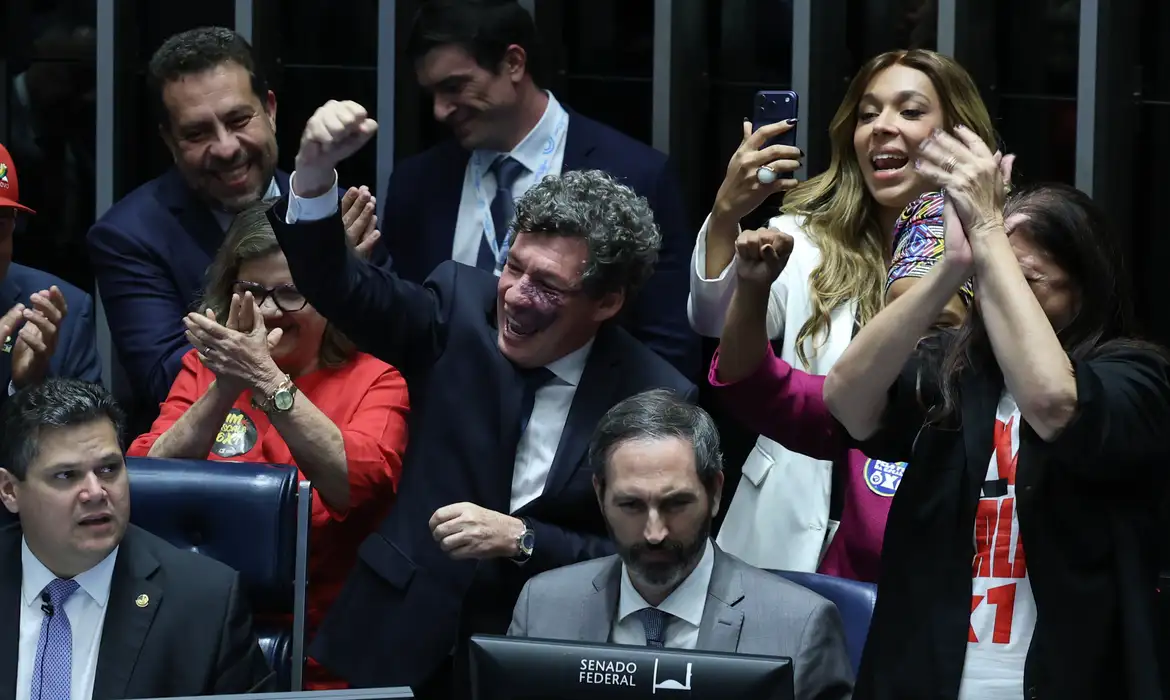 Imagem de Fim da escala 6x1 é aprovado no Senado; entenda quando a mudança começa